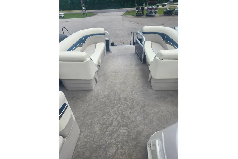 Slide: The Image of Interior view of a 2009 Bennington 2275SL pontoon boat with white seating. - 11