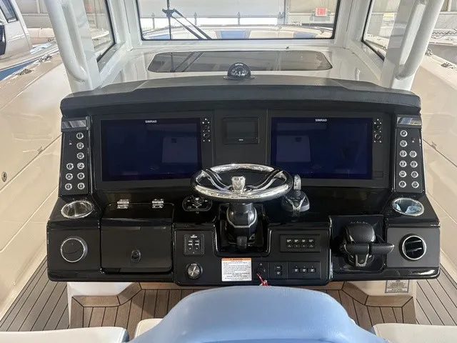 Slide: The Image of Robalo R360 Center Console 2023 - 10