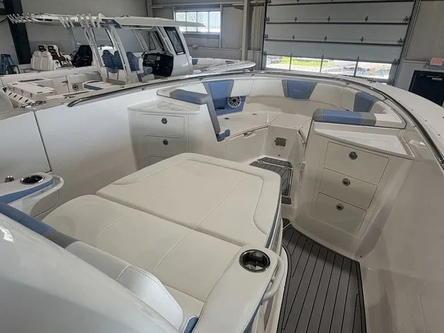 Slide: The Image of Robalo R360 Center Console 2023 - 9