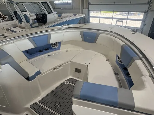 Slide: The Image of Robalo R360 Center Console 2023 - 8