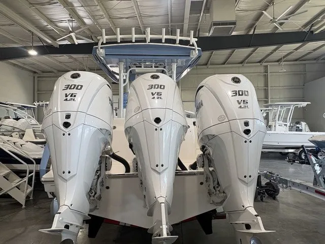 Slide: The Image of Robalo R360 Center Console 2023 - 16