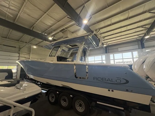 Slide: The Image of Robalo R360 Center Console 2023 - 17