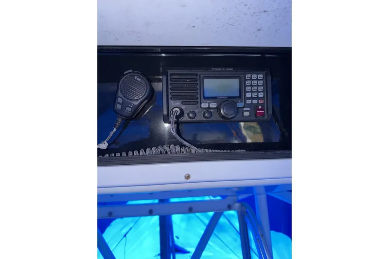 Slide: The Image of VHF marine radio and microphone on 2005 Regulator 32 Forward Seating boat. - 10