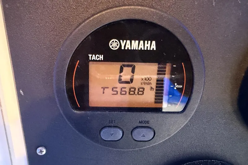Slide: The Image of Yamaha tachometer display on 2005 Regulator 32 Forward Seating boat, showing 568.8 hours. - 19