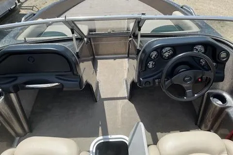 Slide: The Image of 1998 Tracker Targa 185 Sport boat interior with steering wheel and dashboard controls. - 13