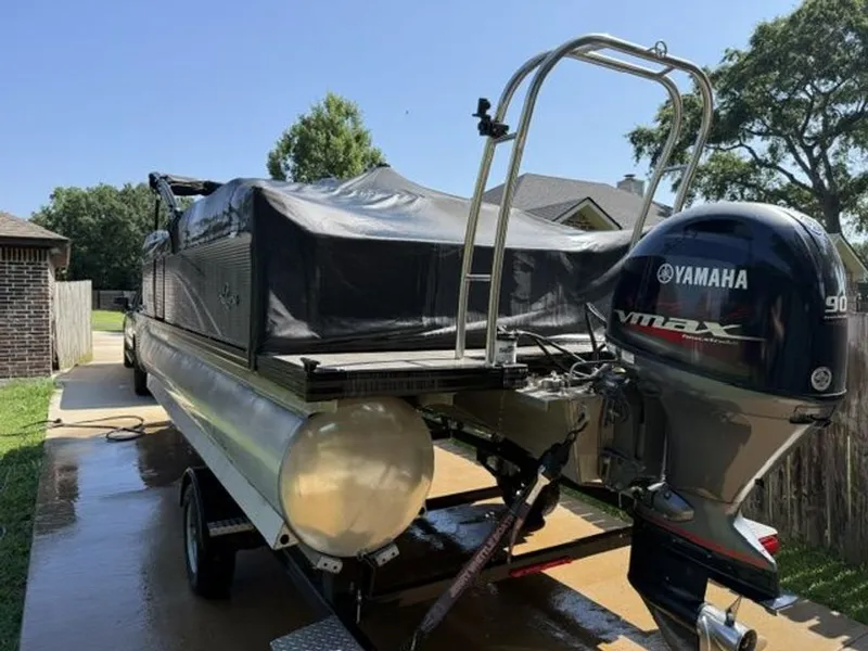 Slide: The Image of 2022 Quest Lanai pontoon boat with Yamaha Vmax engine. - 17