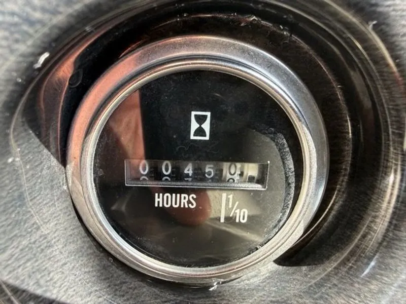 Slide: The Image of Hour meter of a 2022 Quest Lanai showing 450 hours. - 6