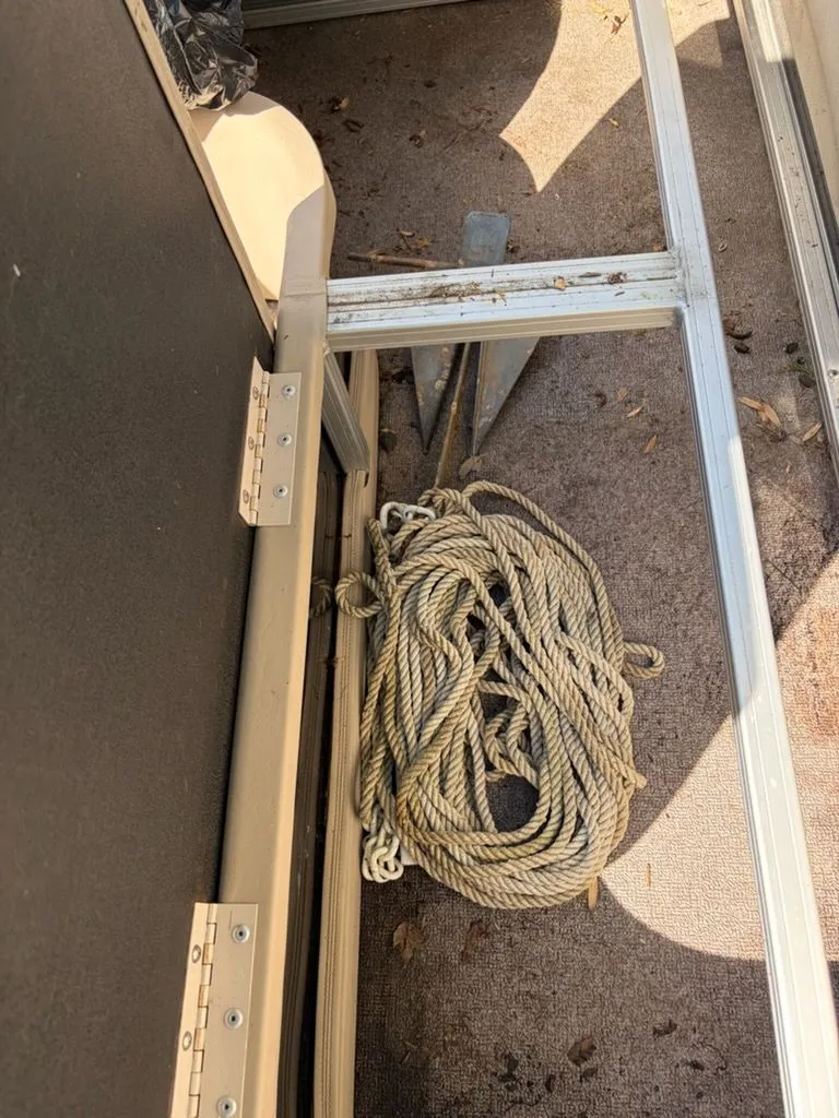 Slide: The Image of Rope and anchor on a 2016 Sun Tracker BB boat. - 4