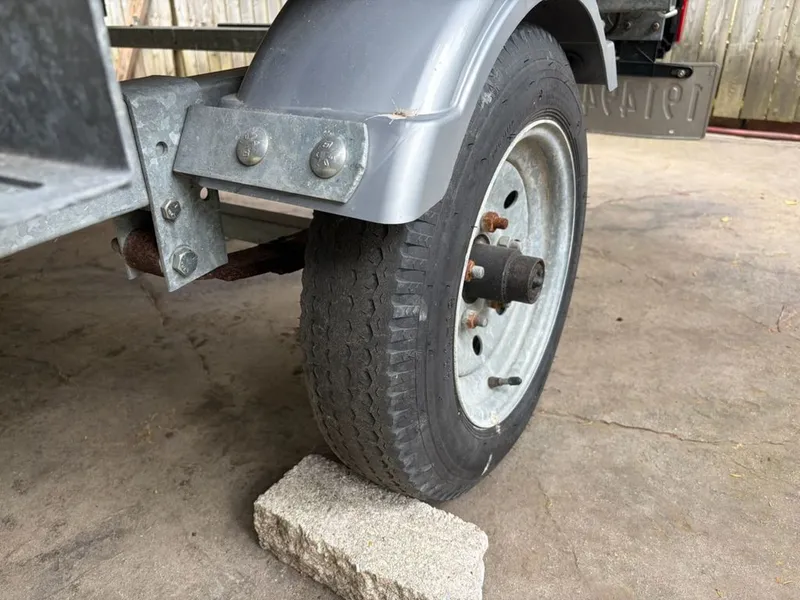 Slide: The Image of Trailer tire on concrete block, Sun Tracker BB 2016 model. - 7