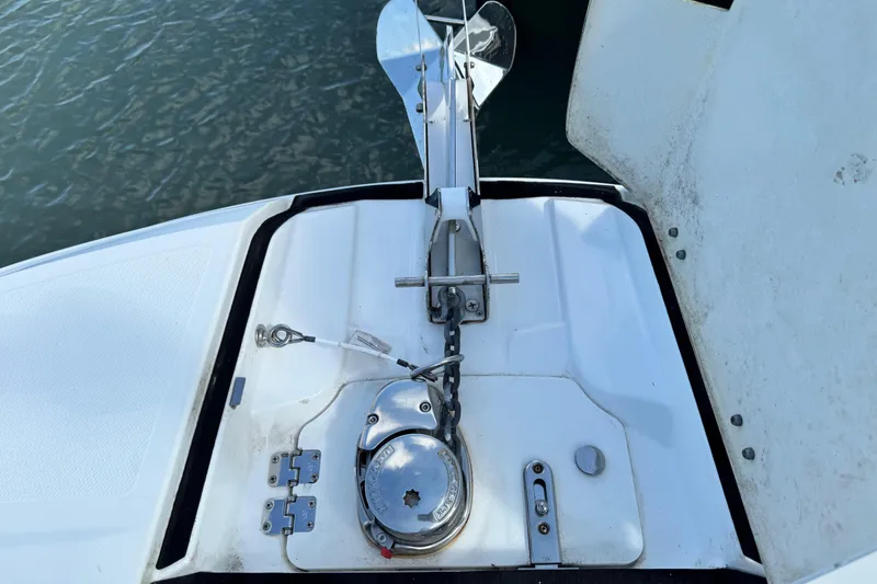 Slide: The Image of Bow anchor system on 2023 Hurricane SunDeck 2600 OB boat, docked on water. - 18