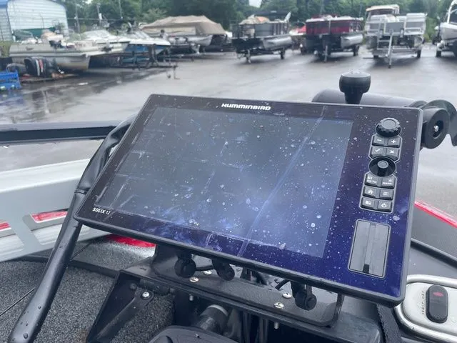 Slide: The Image of Humminbird fishfinder on 2015 Nitro Z-8 boat. - 5