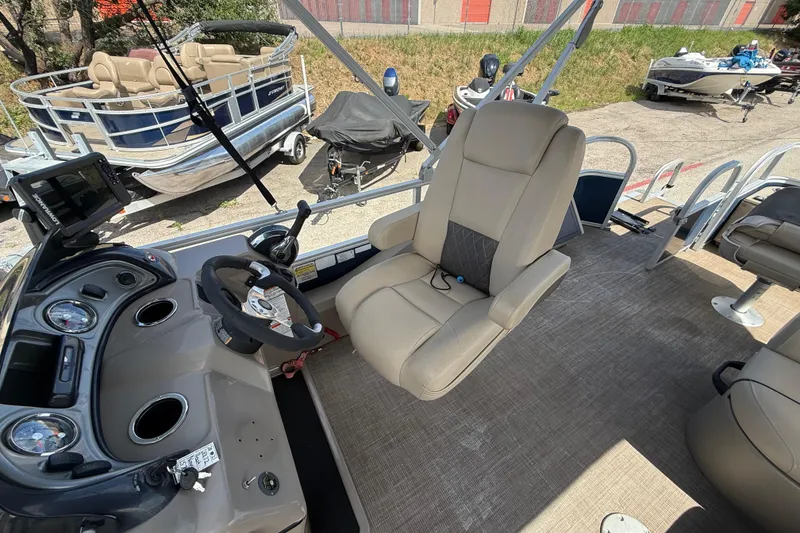 Slide: The Image of 2021 Sun Tracker SportFish 22 DLX boat interior with captain's chair and control panel. - 36