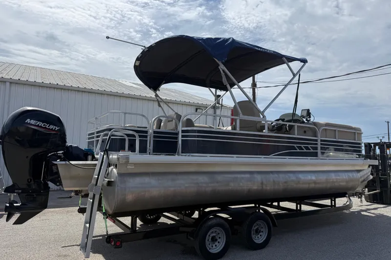 Slide: The Image of 2021 Sun Tracker SportFish 22 DLX pontoon boat with Mercury outboard engine on trailer. - 4