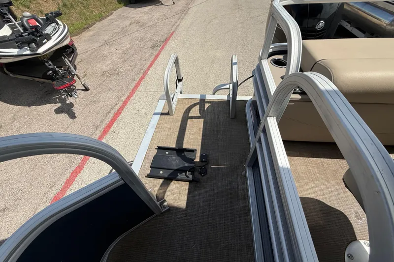 Slide: The Image of 2021 Sun Tracker SportFish 22 DLX pontoon boat with beige seating and aluminum railings. - 41