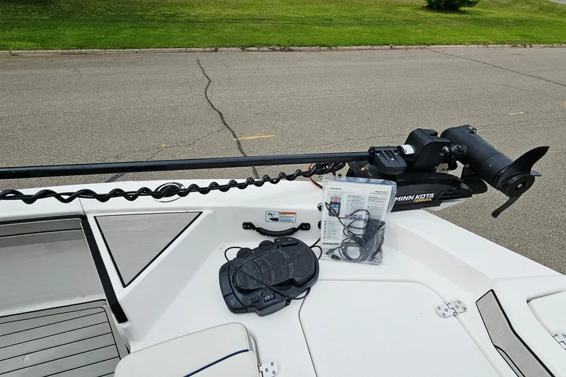 Slide: The Image of 2020 Yamaha Boats 195 FSH Sport with Minn Kota trolling motor on deck. - 18