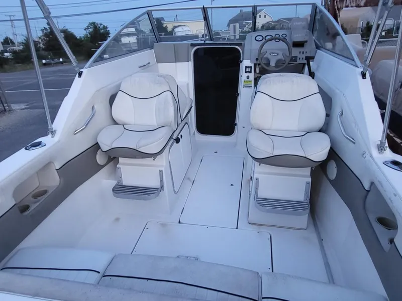 Slide: The Image of Interior of a 2000 Bayliner 2252 Ciera Express boat. - 12