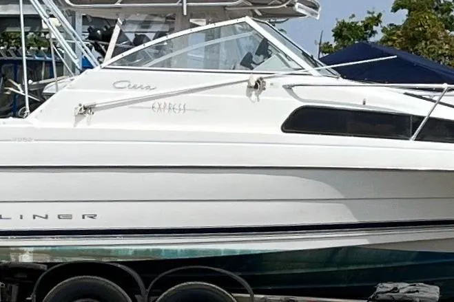 Slide: The Image of 2000 Bayliner 2252 Ciera Express boat on trailer, side view. - 23