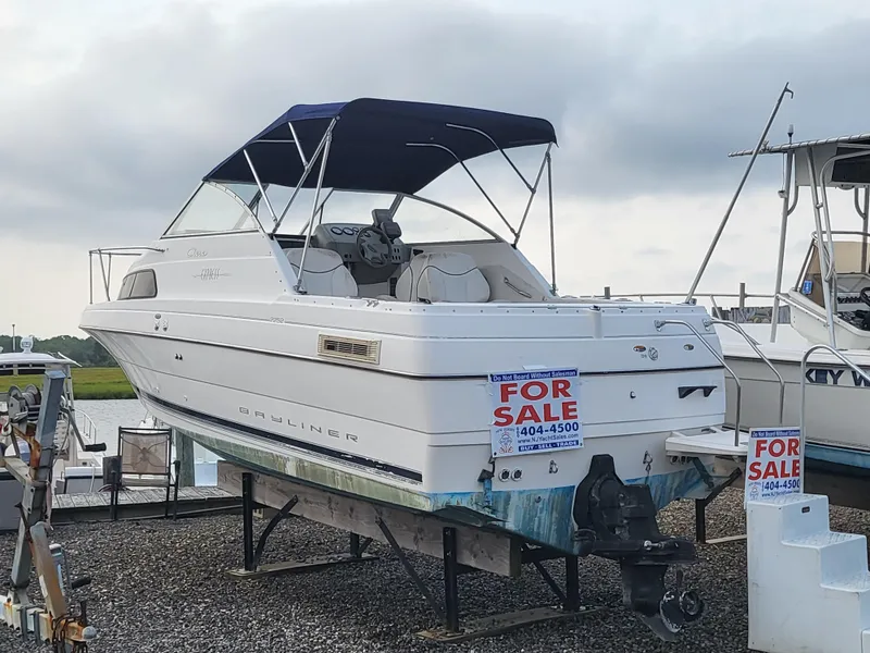 Slide: The Image of 2000 Bayliner 2252 Ciera Express for sale on a boat lift. - 3