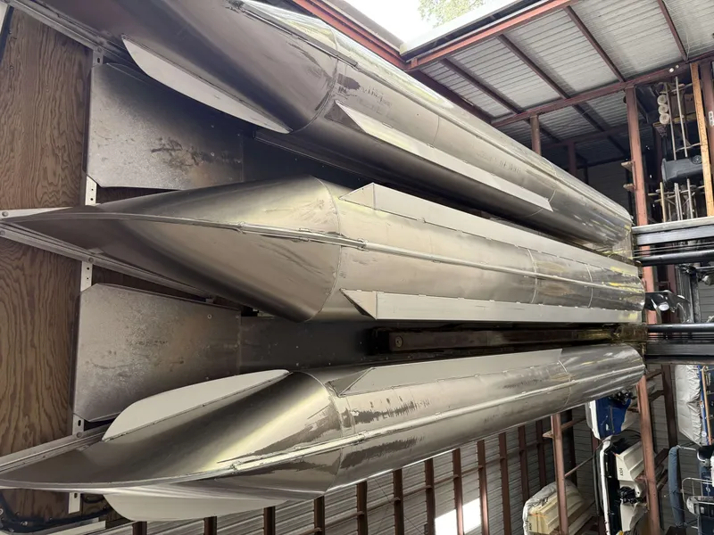 Slide: The Image of Bennington RSB 2020 pontoon boat in warehouse. - 6