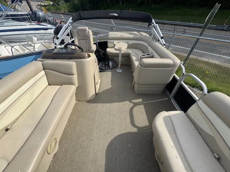 Slide: The Image of Interior of a 2014 Bennington 20SLM pontoon boat with seating. - 12