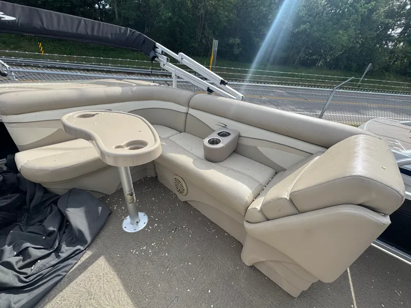 Slide: The Image of Interior of a 2014 Bennington 20SLM pontoon boat with seating and table. - 13