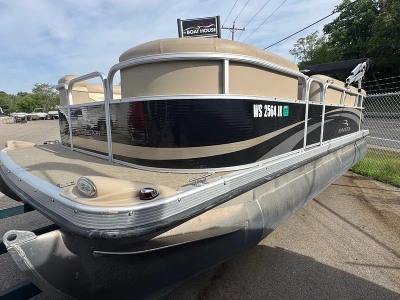 Slide: The Image of 2014 Bennington 20SLM pontoon boat parked outdoors. - 3