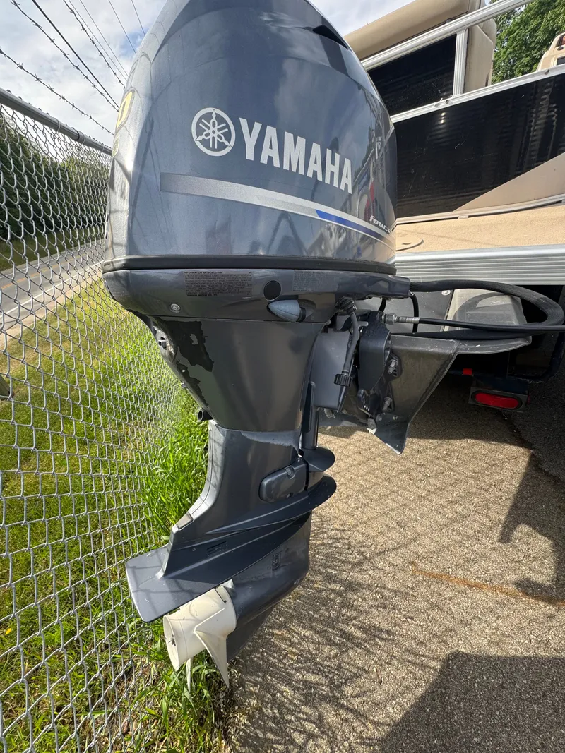 Slide: The Image of Yamaha outboard motor on a 2014 Bennington 20SLM boat. - 5