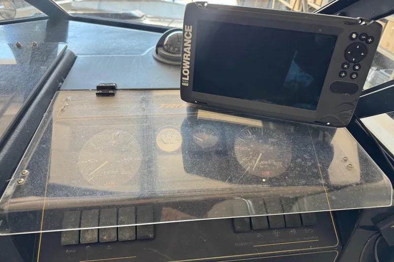 Slide: The Image of Dashboard of a 1992 Bayliner 2052 Trophy Walkaround with Lowrance marine electronics. - 16