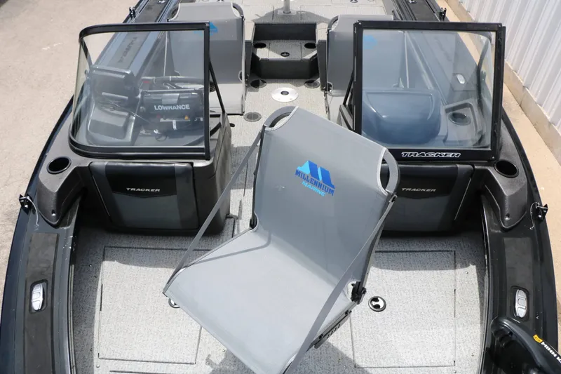 Slide: The Image of Tracker Targa 19C 2022 - 19
