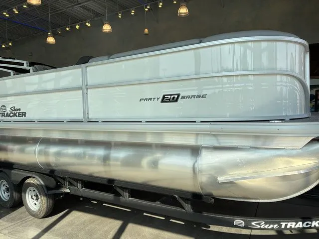 Slide: The Image of Sun Tracker Party Barge 20 DLX 2026 - 36