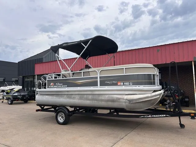 The Image of Sun Tracker Party Barge 18 DLX 2023 - undefined