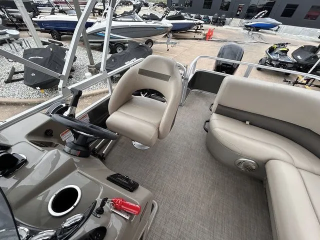 Slide: The Image of Sun Tracker Party Barge 18 DLX 2023 - 13
