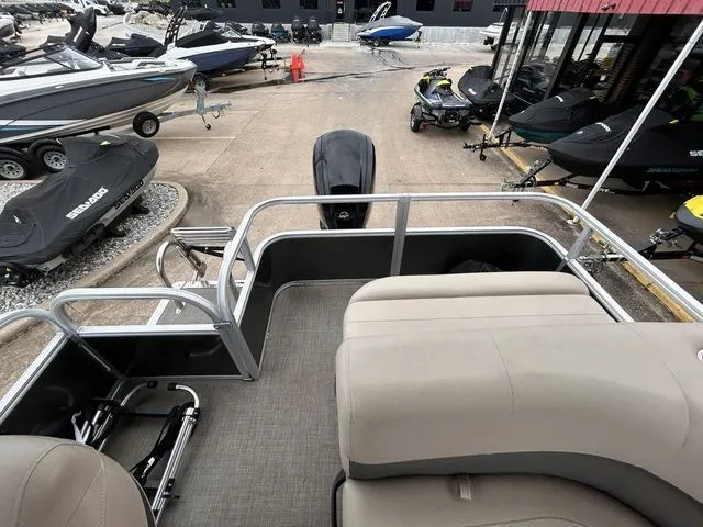 Slide: The Image of Sun Tracker Party Barge 18 DLX 2023 - 14