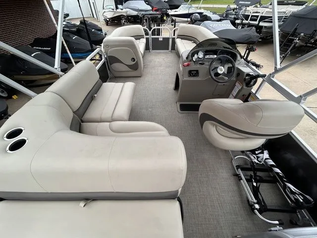 Slide: The Image of Sun Tracker Party Barge 18 DLX 2023 - 15