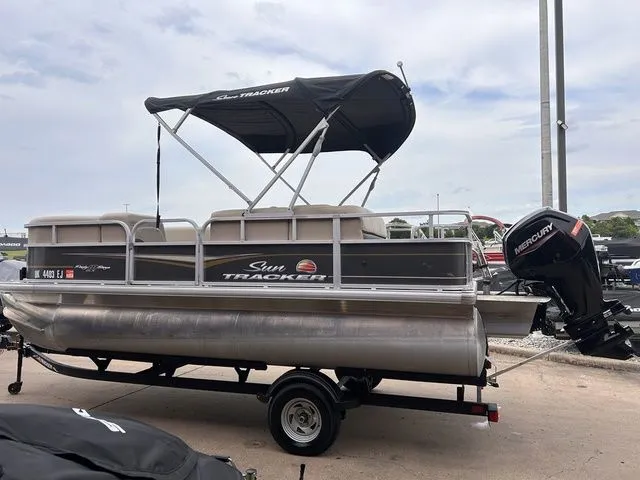 Slide: The Image of Sun Tracker Party Barge 18 DLX 2023 - 7