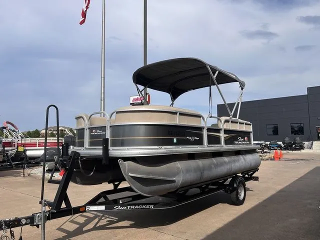 The Image of Sun Tracker Party Barge 18 DLX 2020 - undefined
