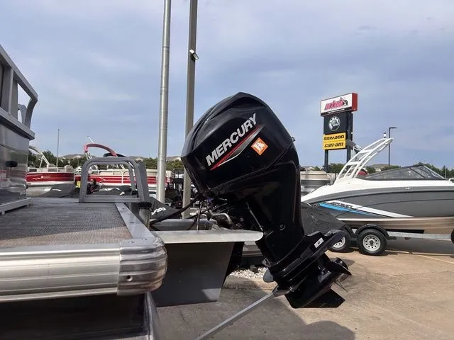 Slide: The Image of Sun Tracker Party Barge 18 DLX 2020 - 4