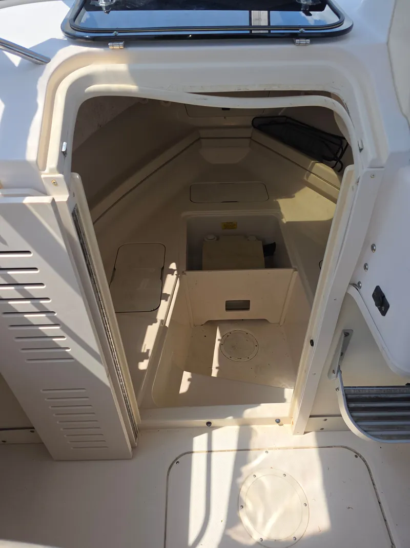 Slide: The Image of Grady-White Seafarer 226 2002 - 18