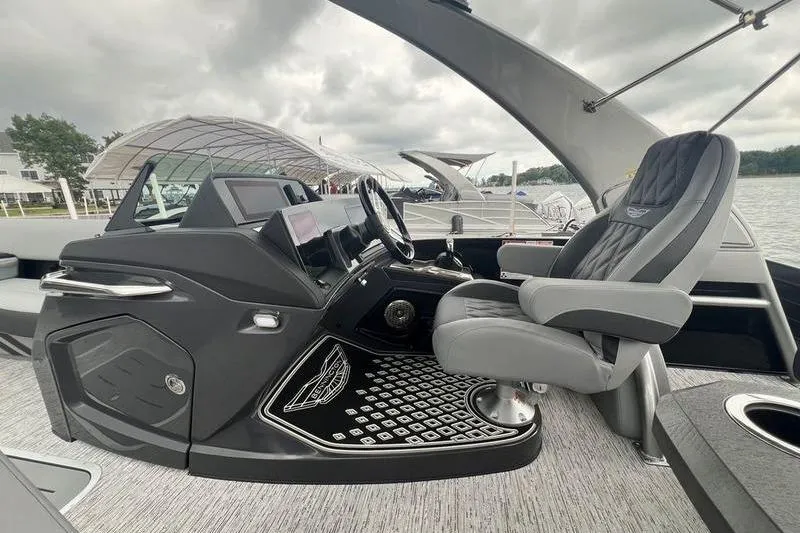 Slide: The Image of 2026 Bennington RX 25 RXSBA boat interior with sleek helm and luxurious captain's chair. - 5