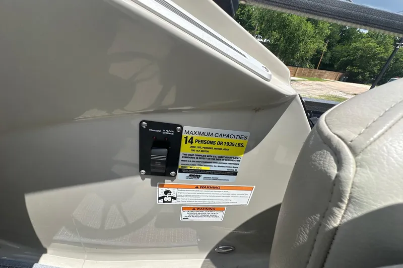 Slide: The Image of 2017 Manitou 25 SES boat capacity label, indicating a maximum of 14 persons or 1935 lbs. - 8