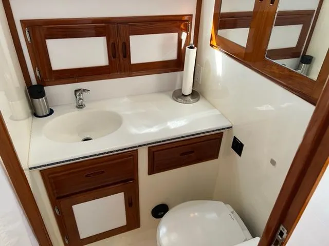 Slide: The Image of Interior of 2000 Duffy 35 Hardtop Cruiser featuring bathroom. - 23