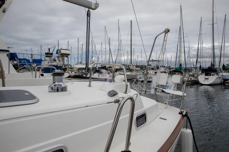 Slide: The Image of 1999 Beneteau Oceanis 36 CC sailboat docked in a marina with other vessels. - 4