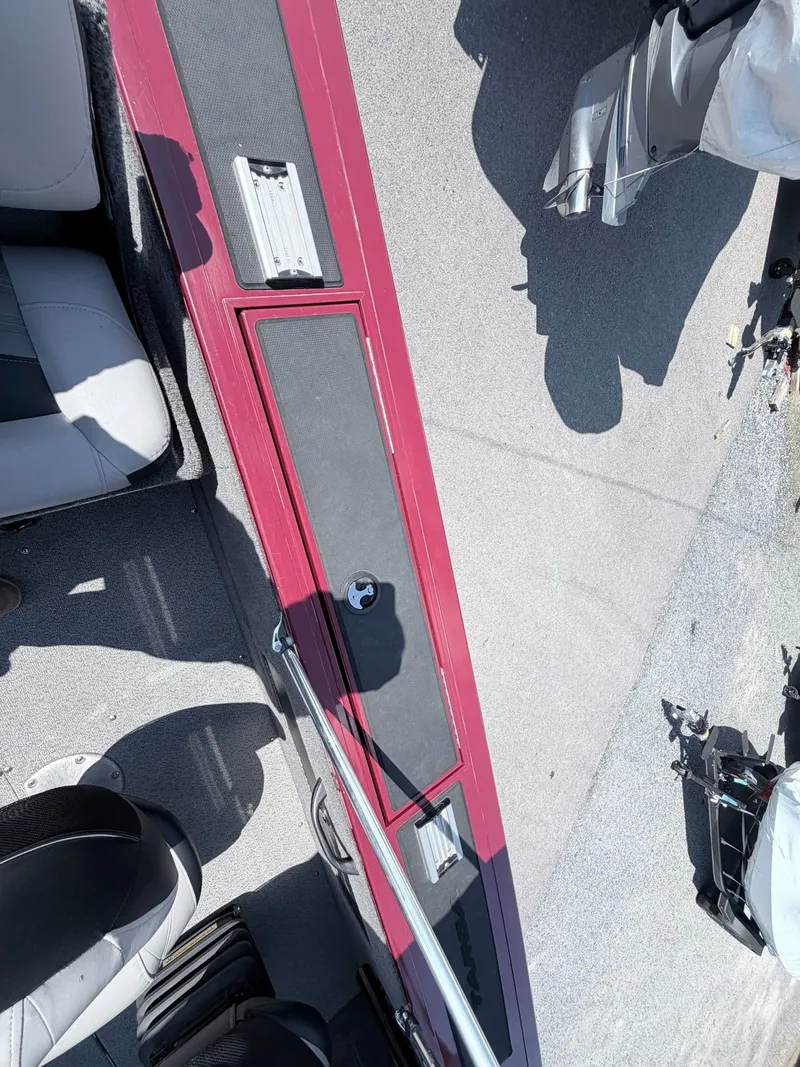 Slide: The Image of Interior view of a 2017 Tracker Targa V-18 Combo boat. - 29
