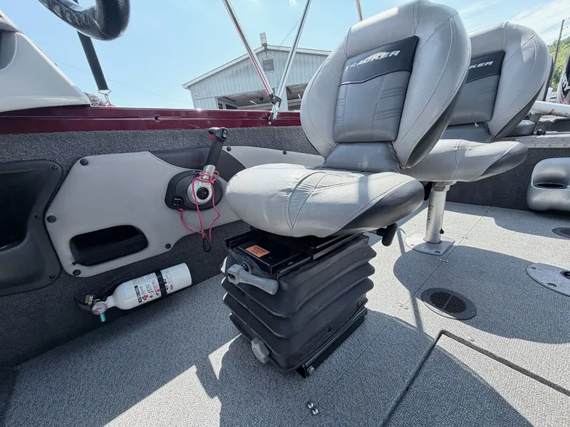 Slide: The Image of Interior of 2017 Tracker Targa V-18 Combo boat with seat and fire extinguisher. - 31