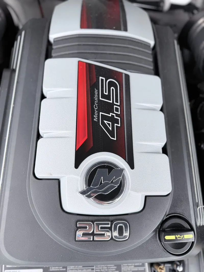 Slide: The Image of Monterey M-20 2020 engine, MerCruiser 4.5L, 250 HP. - 19
