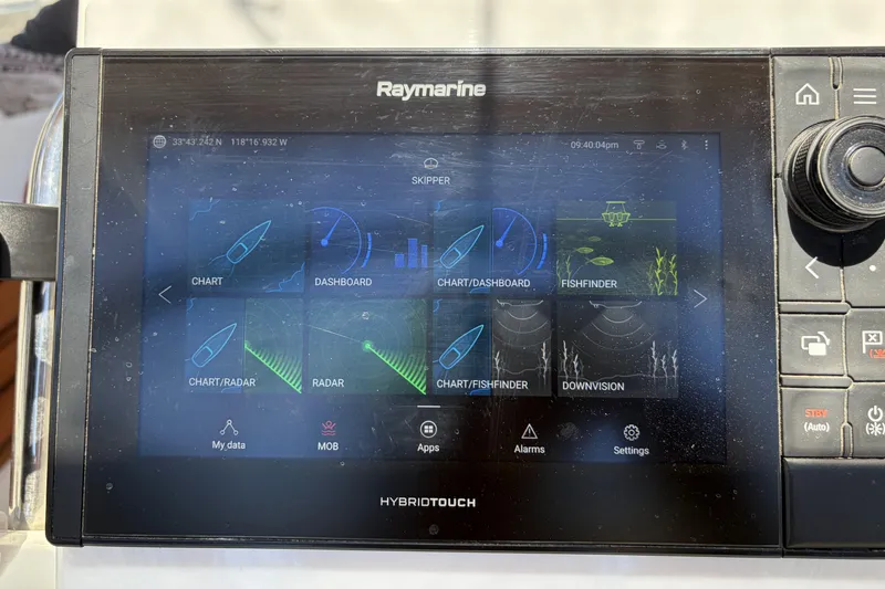 Slide: The Image of Raymarine HybridTouch display on 2010 Beneteau Oceanis 37, showing navigation and fishfinder options. - 27