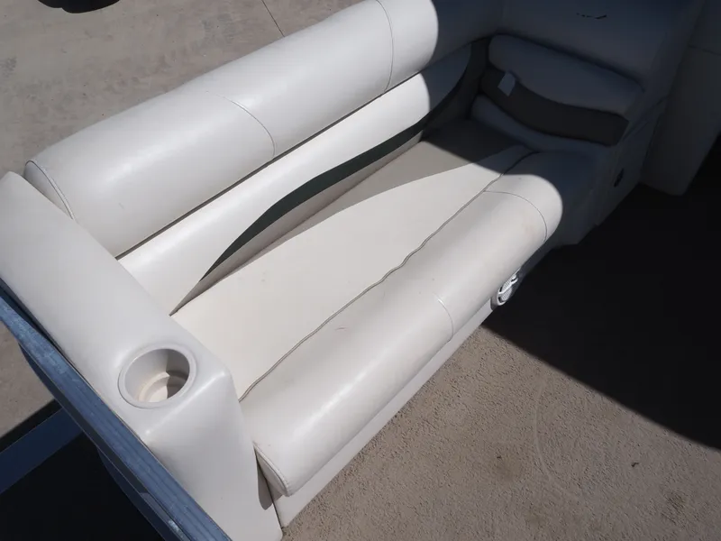 Slide: The Image of 2005 Harris Sunliner 200 boat seat with cup holder. - 13