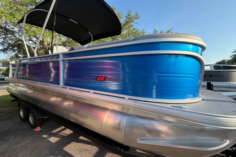 The Image of Sun Tracker Party Barge 22 RF DLX 2026 - undefined