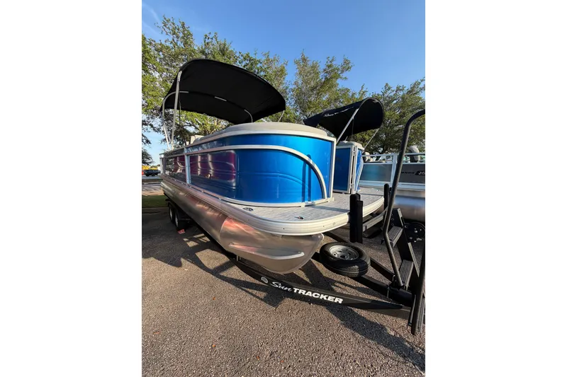 Slide: The Image of Sun Tracker Party Barge 22 RF DLX 2026 - 6