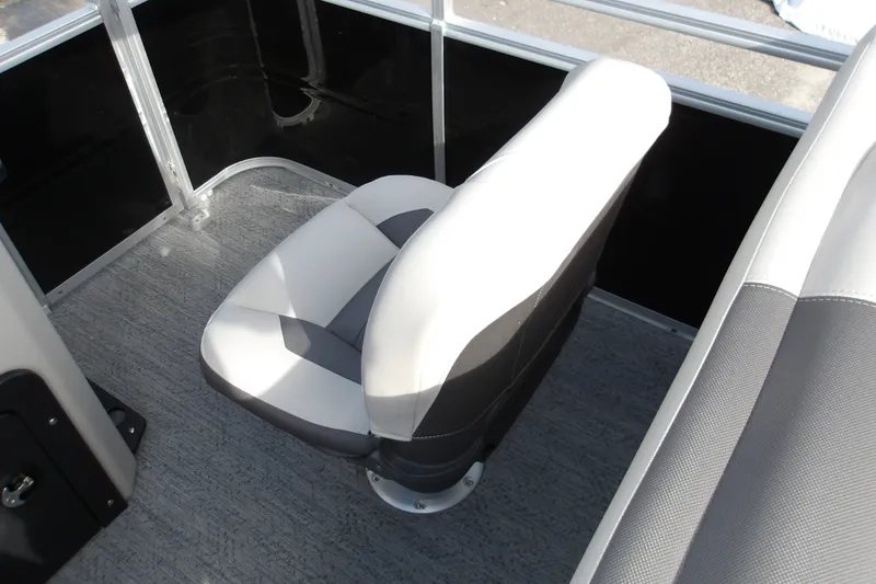 Slide: The Image of Captain's chair on 2026 Sun Tracker Fishin' Barge 22 DLX pontoon boat. - 14